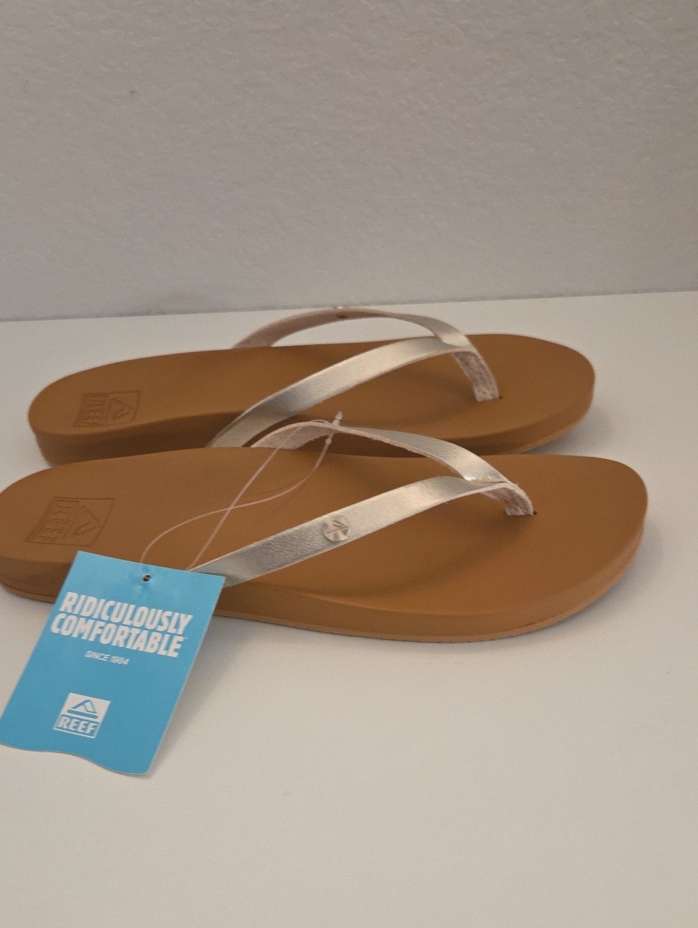 New Reef Vista Ivy Sz 10 Women’s Metallic Tan Gold Strap Sandals Coastal Chic